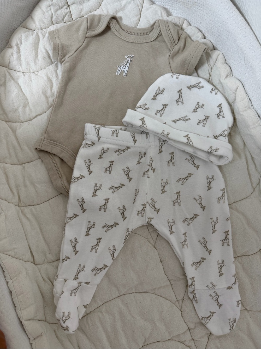 Neutral Giraffe Baby Matching Set - Bodysuit, Pants & Hat
